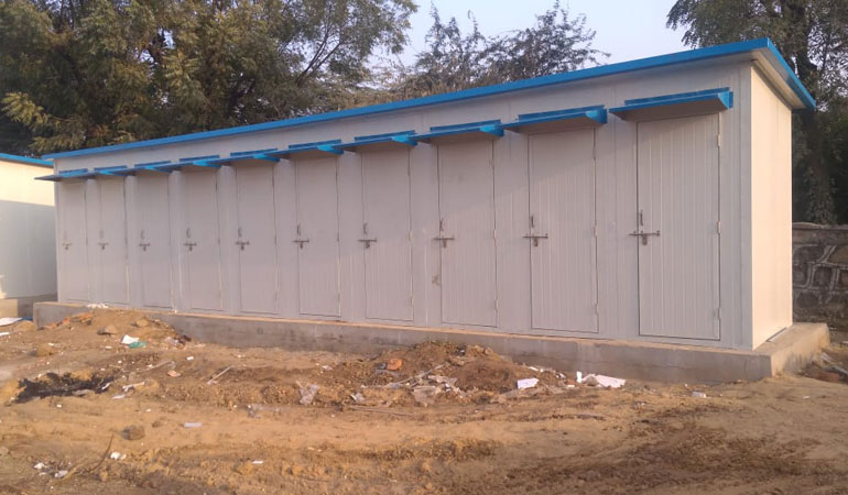 temporary toilet in Jhansi